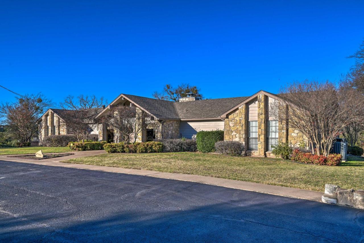 Charming Lake Creek Cabin With Pool Access And Decks Granbury Eksteriør bilde