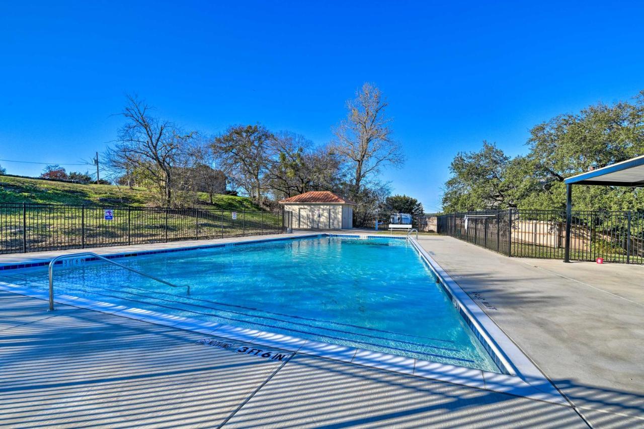 Charming Lake Creek Cabin With Pool Access And Decks Granbury Eksteriør bilde