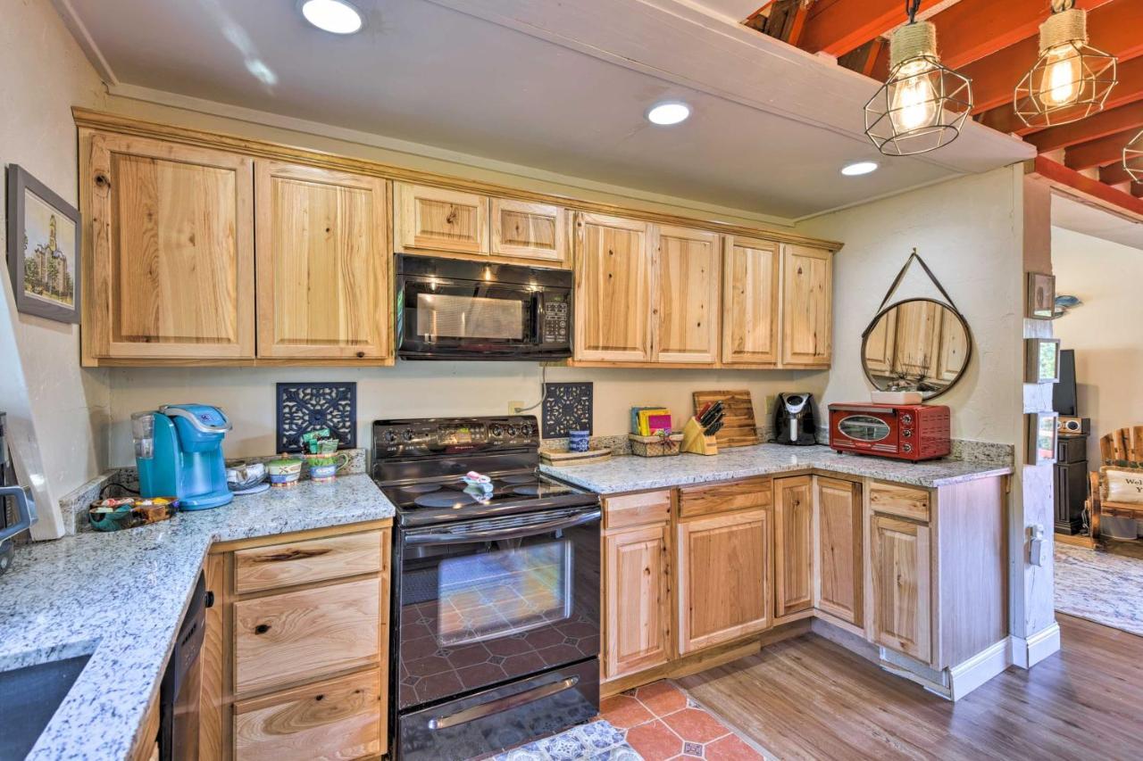 Charming Lake Creek Cabin With Pool Access And Decks Granbury Eksteriør bilde